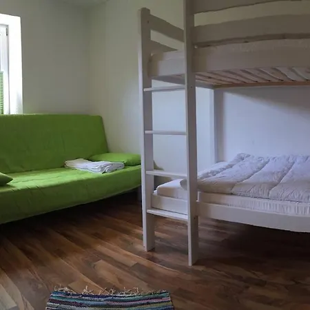 Large 8 Bed Apartment. Perfect Location. Apartment *