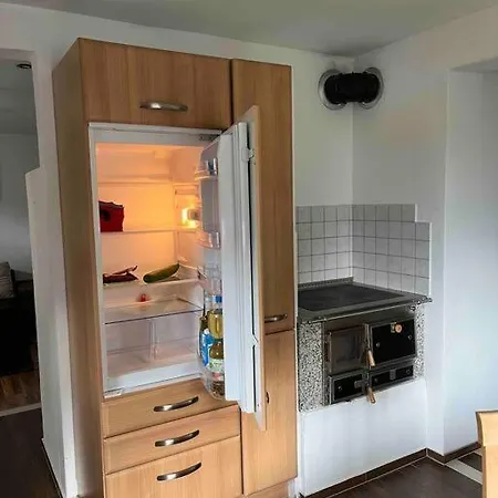 Large 8 Bed Apartment. Perfect Location. דירה
