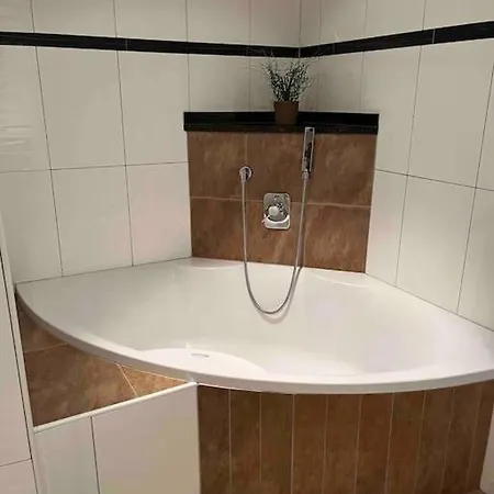 דירה Large 8 Bed Apartment. Perfect Location. שטוהלפלדן