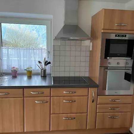 Large 8 Bed Apartment. Perfect Location. Stuhlfelden