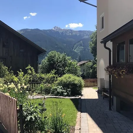Large 8 Bed Apartment. Perfect Location. *