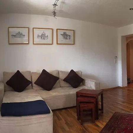 Large 8 Bed Apartment. Perfect Location. * שטוהלפלדן