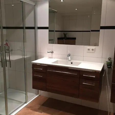דירה Large 8 Bed Apartment. Perfect Location. *