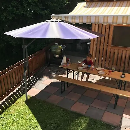 Large 8 Bed Apartment. Perfect Location. * Stuhlfelden